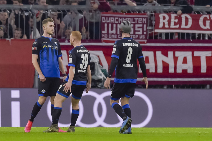 Paderborn mampu memanfaatkan peluang langka lewat Dennis Srneby memanfaatkan kesalahan Neuer untuk menyamakan kedudukan sebelum turun minum.