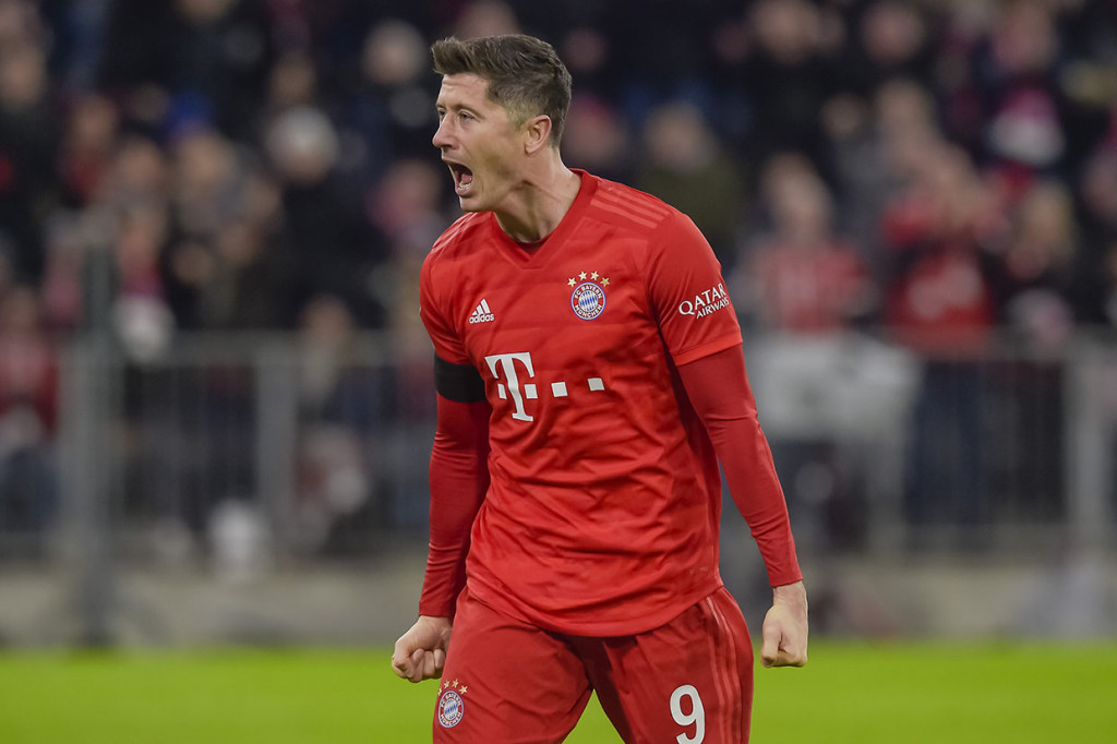 Setelah beberapa kali gagal, Lewandowski akhirnya mampu mengatasi sang kiper Paderborn untuk mengemas gol perdananya di laga ini pada menit ke-70.