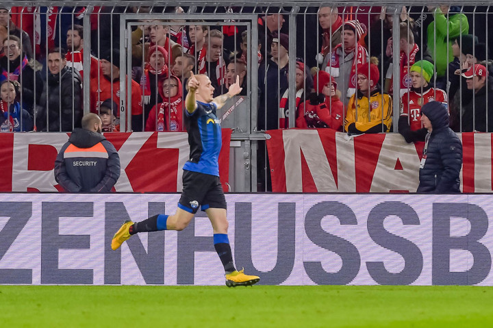 Namun lima menit berselang Paderborn kembali menyamakan kedudukan. Kali ini Sven Michel yang berhasil memperdaya Neuer. 