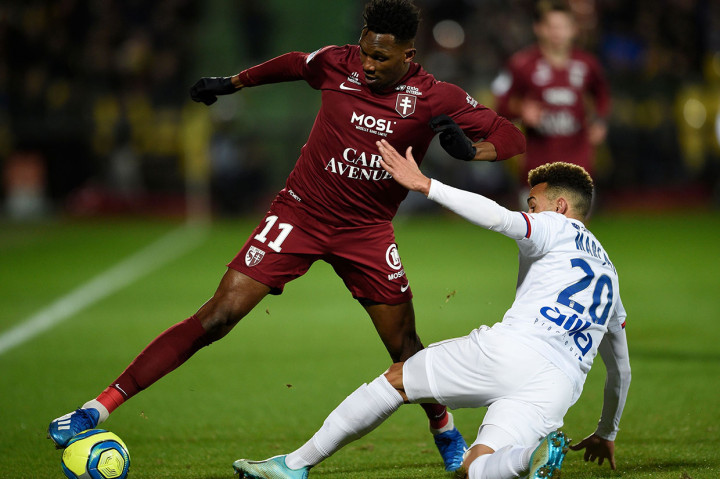 Di awal laga Metz langsung menggebrak pertahanan Lyon. Beberapa peluang tercipta namun tidak berbuah gol.