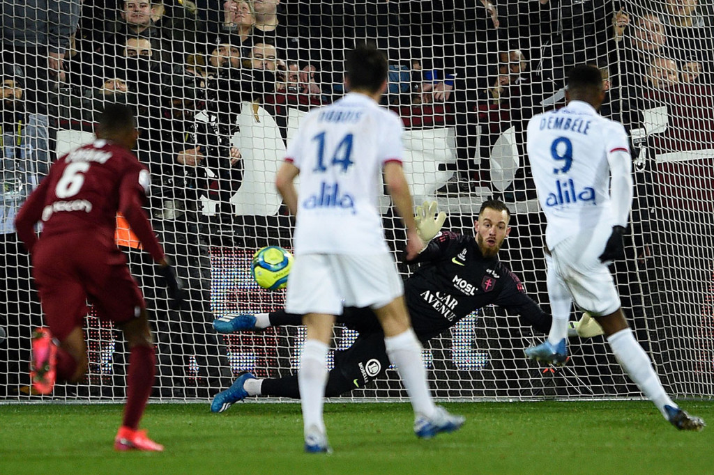 Petaka bagi Metz terjadi saat memasuki menit akhir babak pertama. Sepakan Maxwell Cornet membentur tangan Matthieu Udol, wasit pun langsung menunjuk titik putih. Moussa Dembele yang bertindak sebagai eksekutor tak menyia-nyiakan peluang emas itu dan Lyon memimpin 1-0 pada babak pertama.