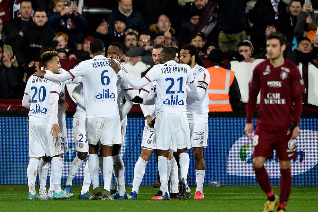 Gol Dembele disambut suka-cita rekan-rekan setimnya. 