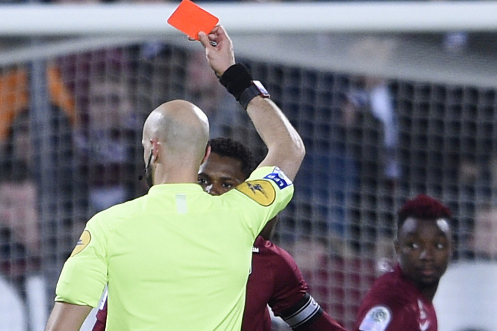 Petaka kedua bagi tuan rumah terjadi pada menit ke-81. Habib Diallo harus menuju ruang ganti lebih cepat setelah wasit memberikan kartu merah akibat tindakan tidak terpuji.