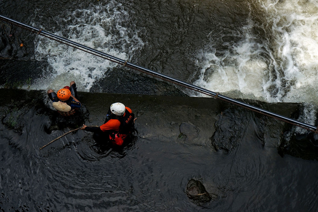Petugas melakukan penyisiran lanjutan untuk mencari satu lagi siswa SMPN Turi yang tenggelam di Kali Sempor, Pandowoharjo, Sleman, D.I Yogyakarta, Sabtu, 22 Februari 2020. 