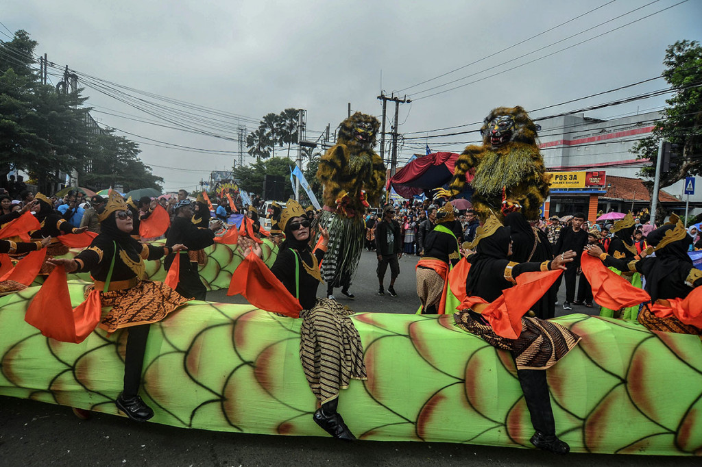 Karnaval Budaya Banjar diikuti 25 desa/kelurahan dengan menampilkan berbagai macam kesenian dalam rangka Hari Jadi Kota Banjar ke-17.