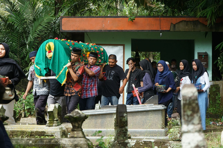 Keluarga dan kerabat membawa jenazah korban hanyut arus sungai atas nama Khoirunnisa Nurcahyani saat prosesi pemakaman di Girikerto, Turi, Sleman, D.I Yogyakarta, Sabtu, 22 Februari 2020.