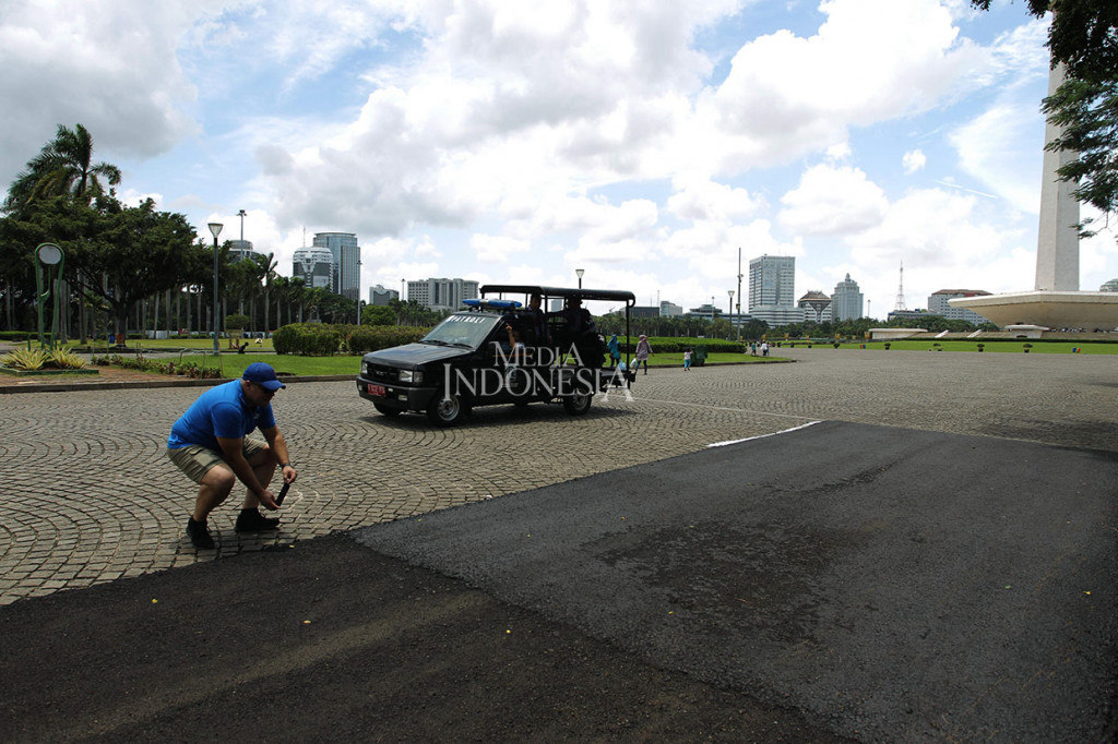 Jalanan di kawasan dalam Monumen Nasional (Monas) sudah diaspal untuk lintasan balap formula E, Jumat, 21 Februari 2020 malam. Uji coba pengaspalan tersebut panjangnya sekitar 15/4 meter.