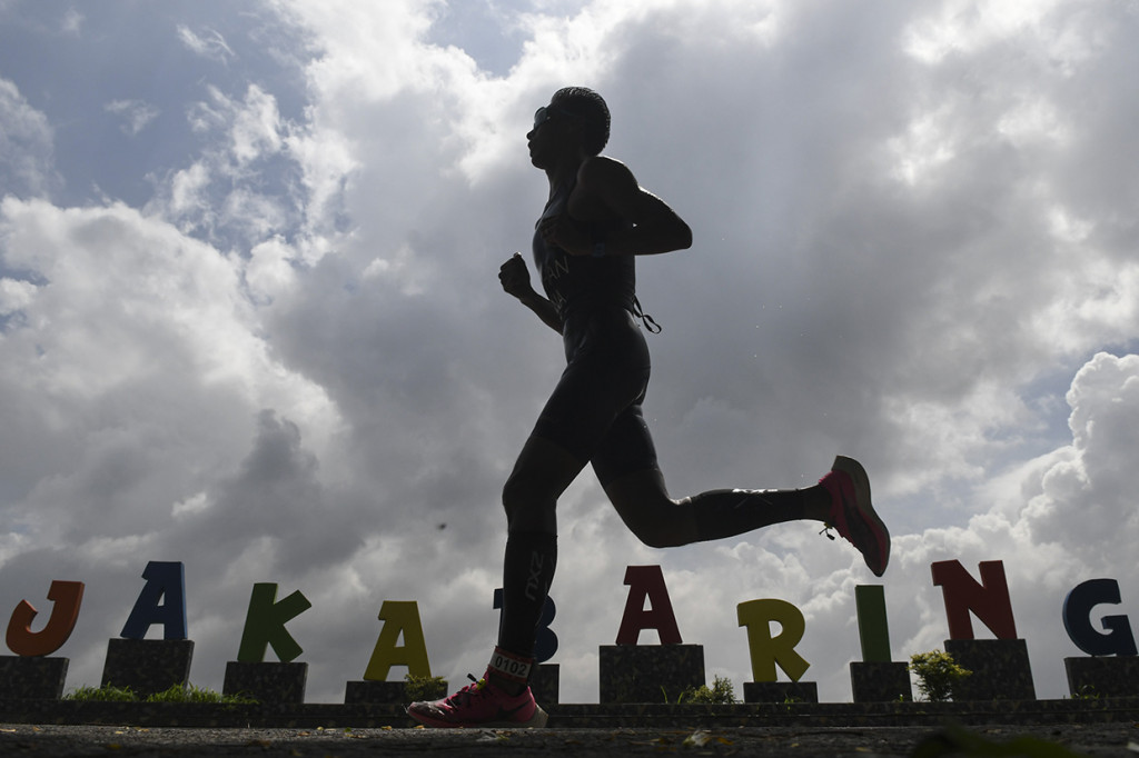 Atlet Indonesia Jauhari Johan berkompetisi pada Palembang Triathlon 2020 di Jakabaring Sport City (JSC), Palembang, Sumatera Selatan, Sabtu, 22 Februari 2020. Jauhari menjuarai lomba tersebut pada kategori elite man.