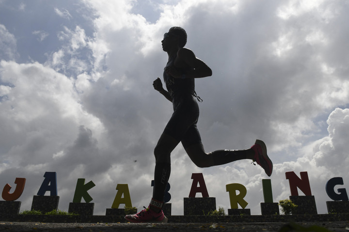 Atlet Indonesia Jauhari Johan berkompetisi pada Palembang Triathlon 2020 di Jakabaring Sport City (JSC), Palembang, Sumatera Selatan, Sabtu, 22 Februari 2020. Jauhari menjuarai lomba tersebut pada kategori elite man.