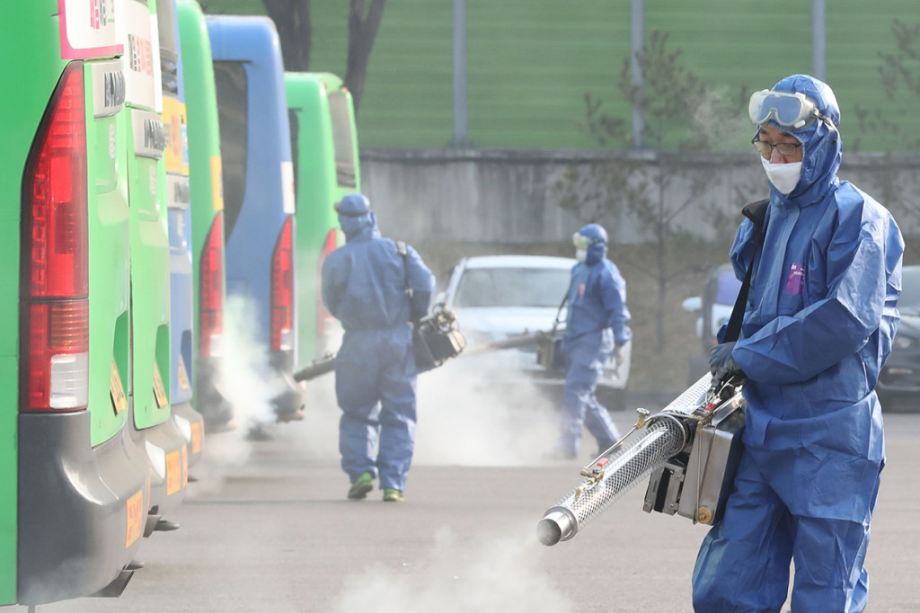 KCDC menetapkan Kota Daegu dengan populasi 2,5 juta orang, dan daerah Cheongdo yang didiami sekitar 43.000 orang, sebagai ona perawatan khusus pada Jumat saat jumlah kasus mulai melonjak.