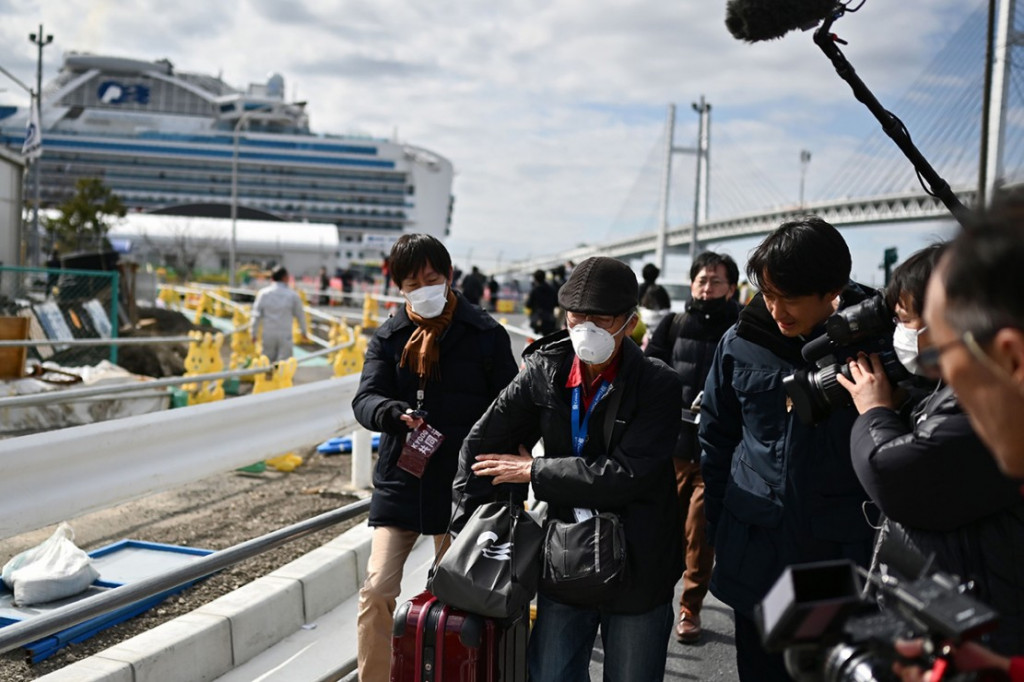 Ratusan penumpang yang dinyatakan bebas virus korona mulai meninggalkan Diamond Princess, di Pelabuhan Yokohama, Jepang, Rabu, 19 Februari 2020, saat masa karantina selama 14 hari di atas kapal pesiar tersebut berakhir. AFP PHOTO/Charly Triballeau