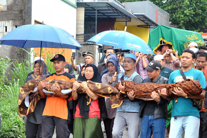 Satu keluarga yang terdiri dari suami, istri, dan dua anaknya tewas akibat tertimpa dinding rumah yang ambruk di Ciawi, Bogor, Kamis, 20 Februari 2020. Dinding roboh disebabkan hujan deras dengan intensitas tinggi di wilayah Bogor sejak Rabu, 19 Februri 2020 malam. ANTARA FOTO/Arif Firmansyah 