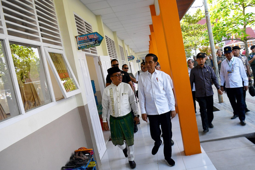 Presiden Joko Widodo meresmikan Madrasah Tsanawiyah Negeri (MTsN) 3 Pekanbaru yang telah selesai direhabilitasi dan direnovasi, Jumat, 21 Februari 2020. Pemerintah melakukan rehabilitasi dan renovasi 127 sekolah, dua madrasah dan satu PTN di Provinsi Riau pada tahun anggaran 2019 dengan alokasi anggaran Rp355,5 miliar. ANTARA FOTO/Sigid Kurniawan