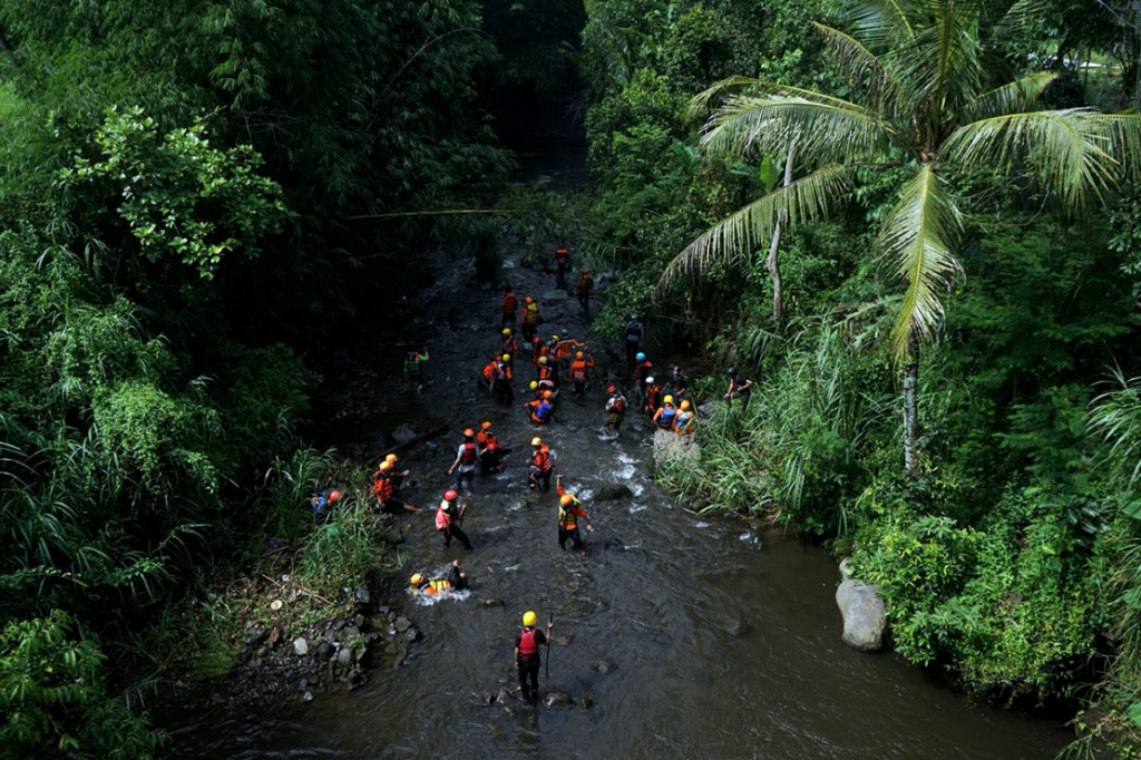 Siswa SMPN 1 Turi, Kabupaten Sleman terseret arus banjir di Sungai Sempor, Padukuhan Dukuh, Desa Donokerto, Kecamatan Turi, Kabupaten Sleman, Daerah Istimewa Yogyakarta saat kegiatan Pramuka dengan agenda susur sungai, Jumat, 21 Februari 2020. Sejauh ini sembilan siswa ditemukan meninggal dunia, sementara satu lainnya masih dalam pencarian.  ANTARA FOTO/Andreas Fitri Atmoko 