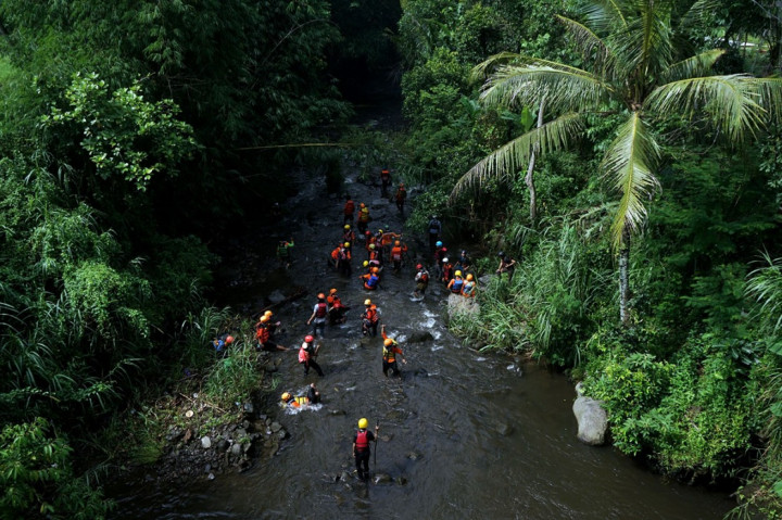 Siswa SMPN 1 Turi, Kabupaten Sleman terseret arus banjir di Sungai Sempor, Padukuhan Dukuh, Desa Donokerto, Kecamatan Turi, Kabupaten Sleman, Daerah Istimewa Yogyakarta saat kegiatan Pramuka dengan agenda susur sungai, Jumat, 21 Februari 2020. Sejauh ini sembilan siswa ditemukan meninggal dunia, sementara satu lainnya masih dalam pencarian.  ANTARA FOTO/Andreas Fitri Atmoko 
