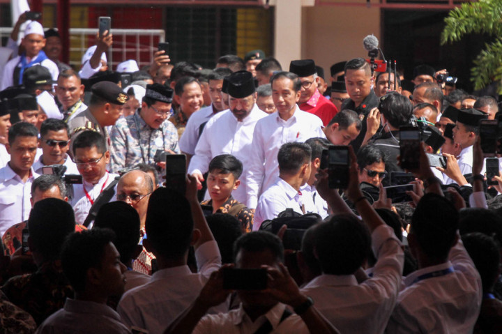 Hadir dalam acara tersebut di antaranya Menteri Agama Fachrul Razi, Menteri Agraria dan Tata Ruang Sofyan Djalil, Mendagri Tito Karnavian, Menteri Lingkungan Hidup dan Kehutanan Siti Nurbaya, Menteri Pekerjaan Umum dan Perumahan Rakyat Basuki Hadimuljono, Plt. Gubernur Aceh Nova Iriansyah, Wali Nanggroe Malik Mahmud Al Haytar, Pembina Yayasan Sukma Bangsa Surya Paloh, serta sejumlah ulama dan anggota MPR, DPR, dan DPD RI asal Aceh.