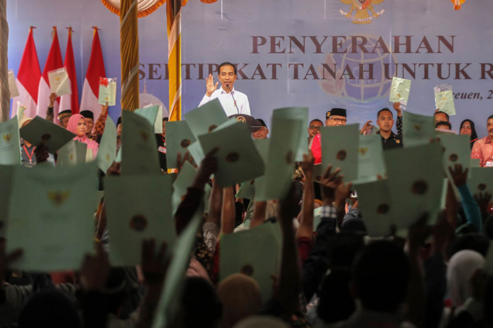Dalam sambutannya, Presiden menyatakan bahwa sertifikat itu menjadi bukti tertulis yang mendapatkan pengakuan hukum. “Setiap saya pergi ke desa, setiap saya pergi ke kampung, selalu disampaikan soal sengketa tanah. Kenapa itu terjadi? Karena rakyat tidak pegang sertifikat. Tanahnya ada, sertifikatnya enggak ada. Ini konflik sengketa lahan dimulai dari situ,” ujar Presiden.