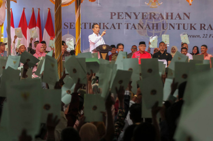 Dengan adanya percepatan penerbitan dan penyerahan sertifikat seperti sekarang ini, Presiden berharap agar sengketa-sengketa terkait pertanahan di masyarakat dapat dihindari.