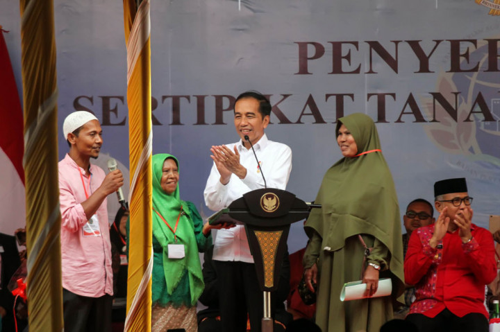 Jokowi berdialog dengan warga penerima sertifikat tanah di Galacticos Cot Gapo, Kabupaten Bireuen, Aceh.