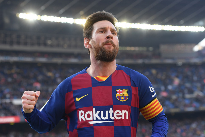 Bintang Barcelona Lionel Messi merayakan golnya ke gawang Eibar dalam lanjutan Liga Spanyol di Camp Nou.