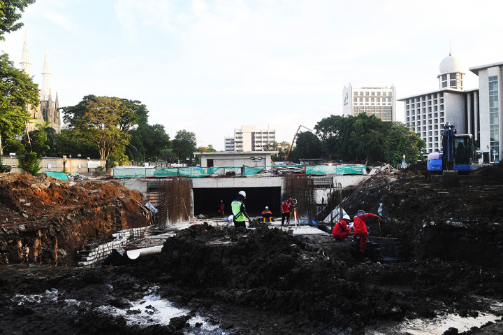 Pekerja menyelesaikan pembuatan jalur menuju terowongan yang rencananya akan menghubungkan Masjid Istiqlal dengan Gereja Katedral di Jakarta. 