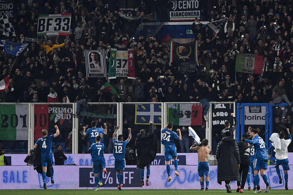 Pemain Juventus merayakan kemenangan usai mengalahkan SPAL dengan skor 2-1 dalam lanjutan Liga Italia di Stadio Paolo Mazza.
