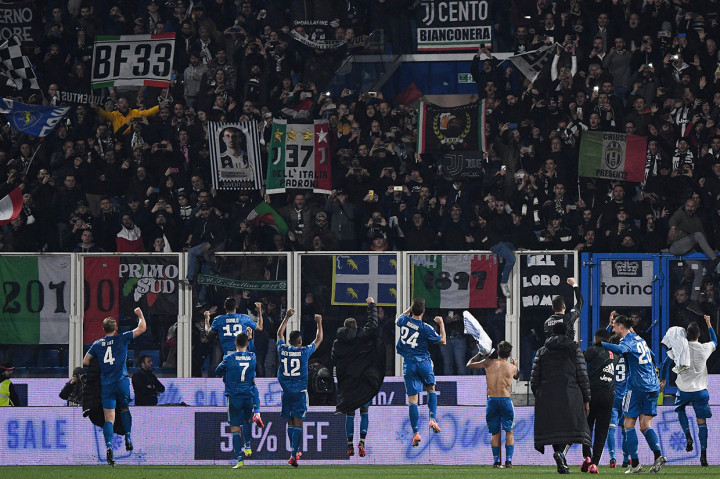 Pemain Juventus merayakan kemenangan usai mengalahkan SPAL dengan skor 2-1 dalam lanjutan Liga Italia di Stadio Paolo Mazza.