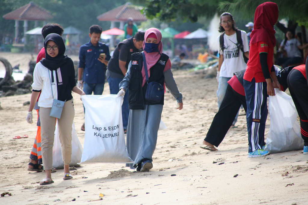 Acara itu ditandai deengan pembersihan kawasan pantai dan penanaman bibit pohon cemara dan trembisi.