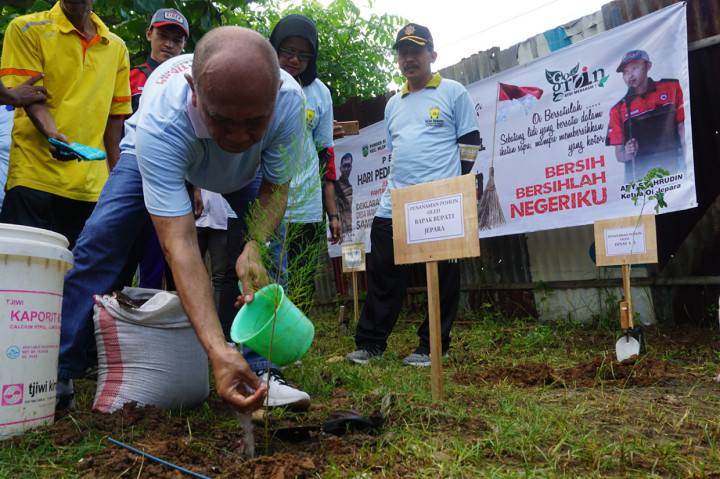 Pelaksana tugas Bupati Jepara, Dian Kristiandi, turut serta menanam bibit pohon cemara dan memungit sampah pantai bersama pengunjung.