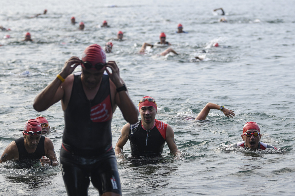 Sejumlah peserta berjalan keluar dari air saat mengikuti Palembang Triathlon 2020 di kategori kelompok umur di Jakabaring Sport City (JSC), Palembang, Sumatera Selatan.