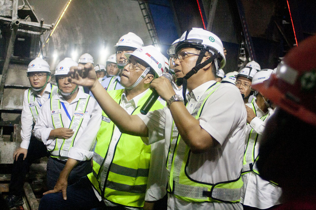 Menteri Perhubungan Budi Karya Sumadi (kedua kanan) mendengarkan penjelasan Dirut PT KCIC Chandra Dwiputra (kanan) saat meninjau proyek kereta cepat Jakarta-Bandung tunnel 4 di Desa Malangnengah, Purwakarta, Jawa Barat.
