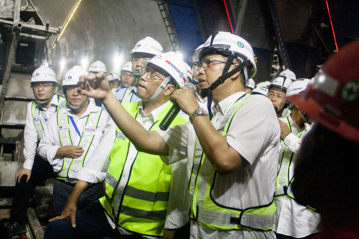 Menteri Perhubungan Budi Karya Sumadi (kedua kanan) mendengarkan penjelasan Dirut PT KCIC Chandra Dwiputra (kanan) saat meninjau proyek kereta cepat Jakarta-Bandung tunnel 4 di Desa Malangnengah, Purwakarta, Jawa Barat.

