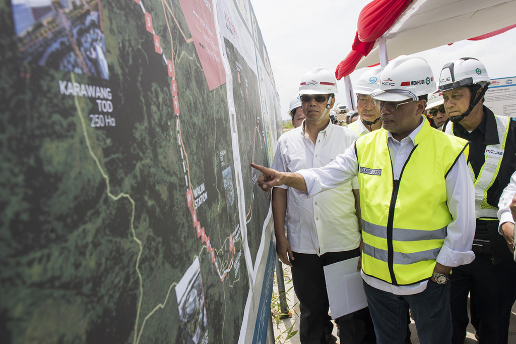 Menteri Perhubungan Budi Karya Sumadi (kedua kanan) didampingi Dirut PT KCIC Chandra Dwiputra (kiri), Dirut KAI Edi Sukmoro (kanan) dan Project Manager CREC Zhang Wei (kedua kiri) meninjau maket lintasan kereta cepat Jakarta-Bandung di Tegal Luar, Rancaekek, Kabupaten Bandung, Jawa Barat.
