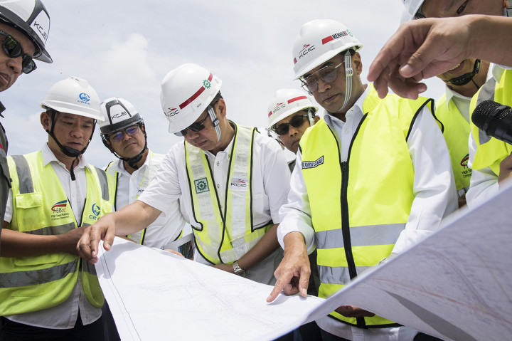 Menteri Perhubungan Budi Karya Sumadi (kanan) didampingi Dirut PT KCIC Chandra Dwiputra (keempat kiri) berdiskusi dengan sejumlah pekerja saat meninjau stasiun dan depo kereta cepat Jakarta-Bandung di Tegal Luar, Rancaekek, Kabupaten Bandung, Jawa Barat.
