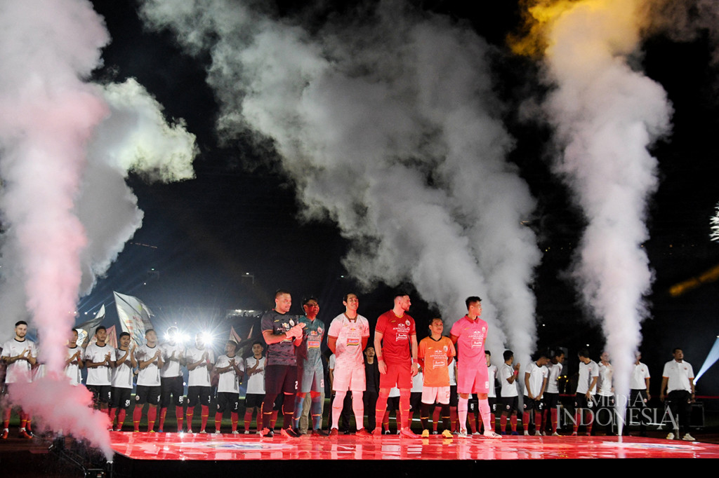 Para pemain Persija Jakarta (kiri ke kanan) Andritany, Adixi Lenzivio, Ryuji Utomo, Marco Simic, Riko Simanjuntak, Shahar Ginanjar mengikuti peluncuran tim dan kostum Persija Jakarta untuk Liga 1 musim 2020 di Stadion Utama Gelora Bung Karno, Jakarta.