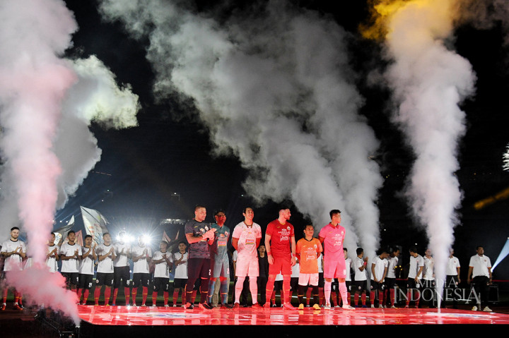 Para pemain Persija Jakarta (kiri ke kanan) Andritany, Adixi Lenzivio, Ryuji Utomo, Marco Simic, Riko Simanjuntak, Shahar Ginanjar mengikuti peluncuran tim dan kostum Persija Jakarta untuk Liga 1 musim 2020 di Stadion Utama Gelora Bung Karno, Jakarta.