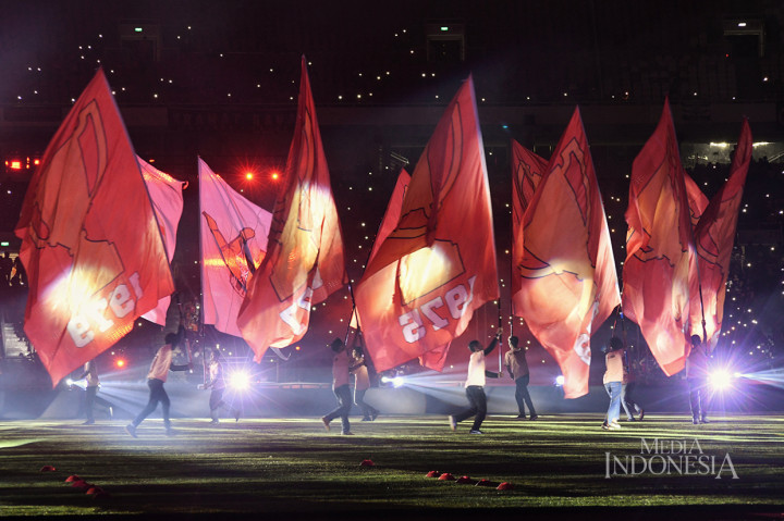 Deretan rangkaian acara pun mewarnai dikenalkannya para penggawa Macan Kemayoran musim ini. Seperti parade bendera panji-panji kejayaan 11 koleksi gelar Persija Jakarta dibalut tata cahaya yang megah.
