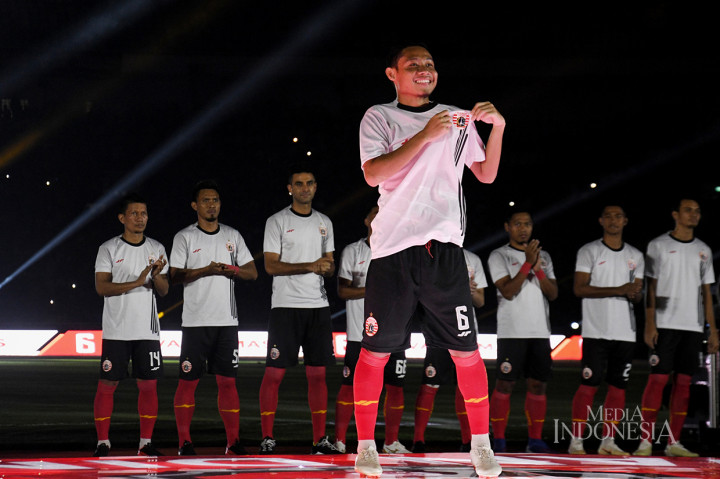 Sejumlah pemain beserta staff dari Persija Jakarta tampil pada launching jersey serta pengenalan pemain untuk musim 2020 di Stadion Utama Gelora Bung Karno, Jakarta.