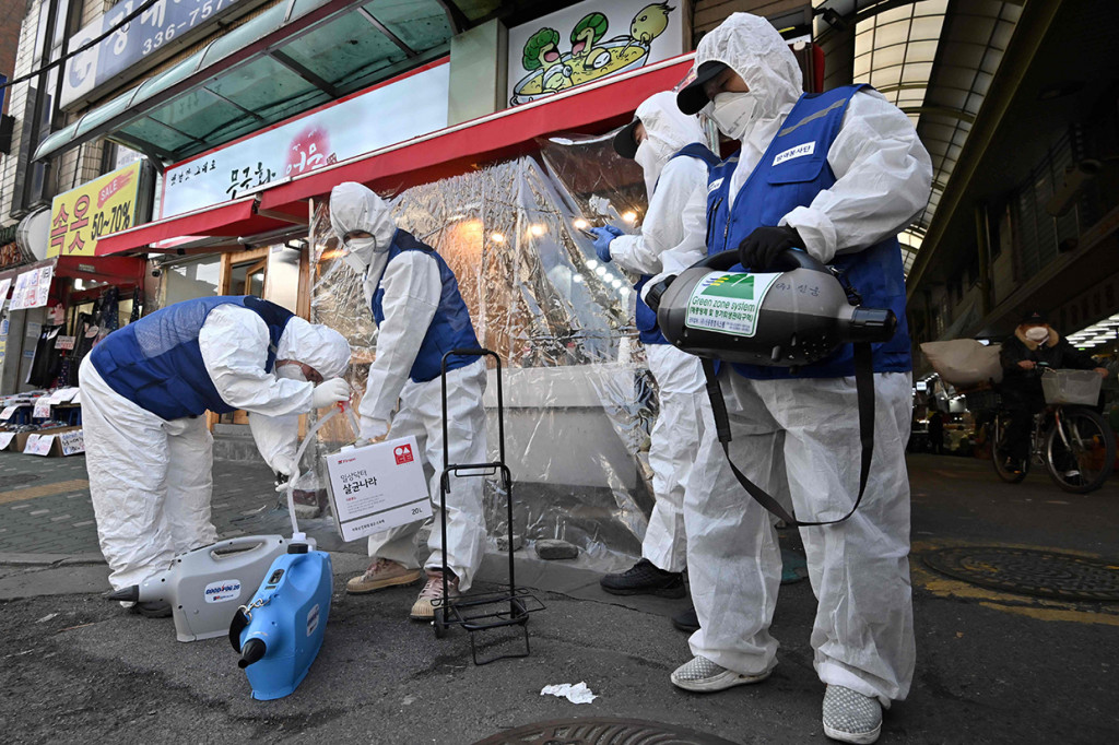 Kota Daegu maupun distrik Cheongdo telah ditetapkan sebagai 'zona perawatan khusus' sejak pekan lalu. Otoritas pusat Korsel mengirimkan personel khusus ke dua wilayah itu untuk membantu mengatasi wabah virus corona. AFP Photo/Jung Yeon-Je
