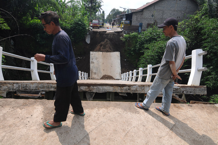 Sejumlah warga melihat jembatan yang ambruk di Sidodadi, Banaran, Boyolali, Jawa Tengah.