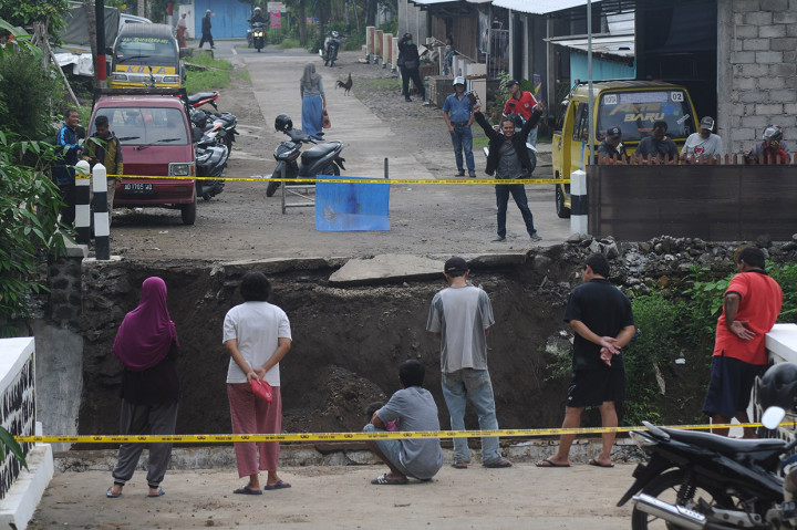 Menurut warga, jembatan penghubung desa yang baru selesai pembangunannya pada akhir tahun 2019 tersebut ambruk akibat pondasi dinding tebing jembatan yang tidak kuat.