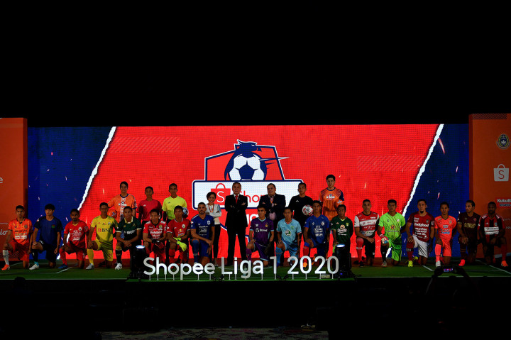 Ketua Umum PSSI M Iriawan (berdiri keempat kanan) didampingi Direktur Program SCM Harsiwi Achmad (berdiri keempat kiri) dan Presiden Komisaris SEA Group Pandu Sjahrir (berdiri ketiga kanan) berfoto bersama perwakilan pesepak bola dan wasit Shoppe Liga 1 2020 di Jakarta.