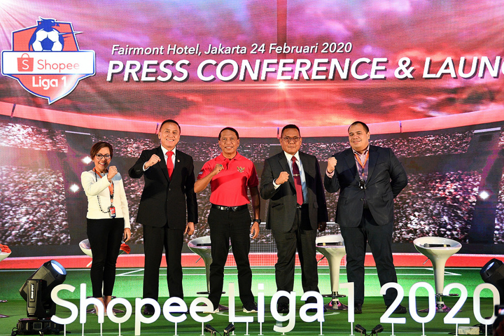 Menpora Zainudin Amali (tengah) didampingi Ketua Umum PSSI M Iriawan (kedua kanan), Dirut PT LIB Cucu Somantri (kedua kiri), Direktur Program SCM Harsiwi Achmad (kiri) dan Presiden Komisaris SEA Group Pandu Sjahrir berfoto bersama saat peluncuran Shoppe Liga 1 di Jakarta.