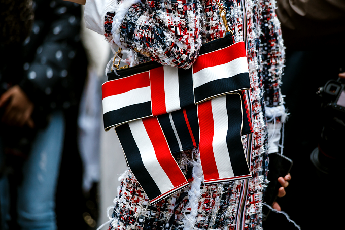 Tas unik Thom Browne dibanderol dengan harga di atas USD1.000-an. (Foto: Dok. Sama_ja / Shutterstock.com)