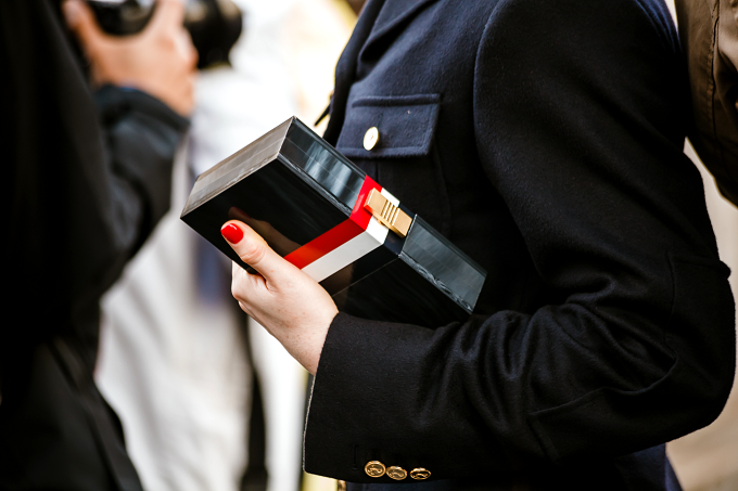 Thom Browne terkenal akan desain bajunya, sekaligus tas yang menggemaskan. (Foto: Dok. Sama_ja / Shutterstock.com)