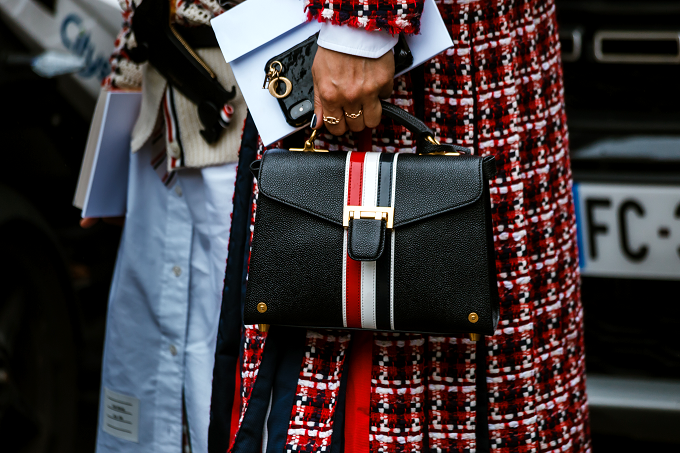 Tiga guratan garis merah, putih, dan blue grosgrain menjadi ciri khas karya Thom Browne. (Foto: Dok. Sama_ja / Shutterstock.com)