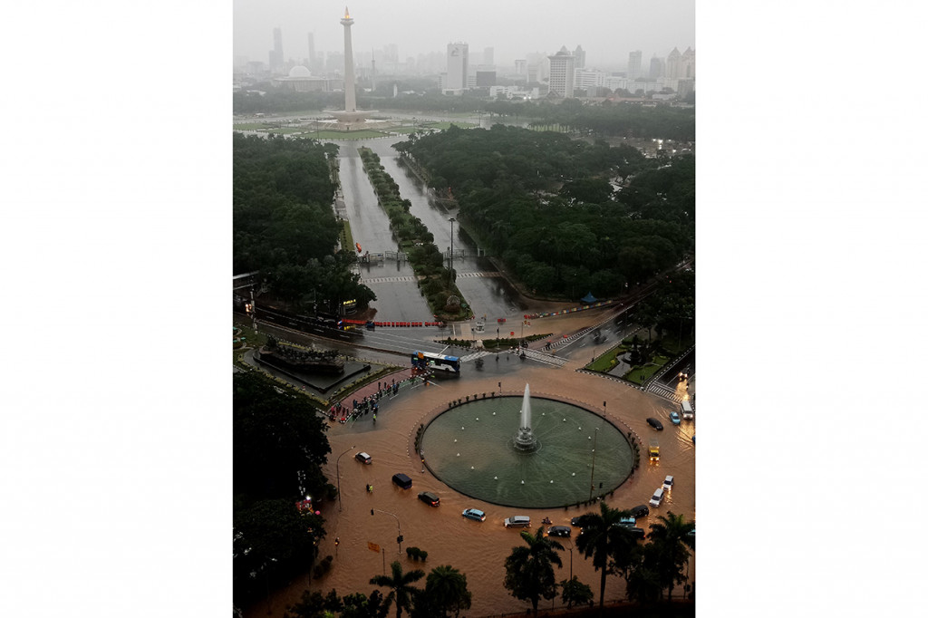 Sejumlah kendaraan melintasi banjir yang menggenangi kawasan Bundaran Bank Indonesia di Jakarta Pusat, Selasa, 25 Februari 2020  pagi. ANTARA FOTO/Winda Wahyu Fariansih