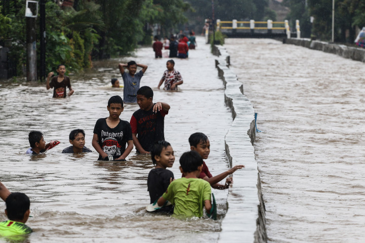 Selain Ibu Kota Jakarta, banjir juga menggenangi beberapa wilayah di Tangerang dan Bekasi. Banjir setinggi sekitar 70 cm menggenangi Perumahan Pondok Maharta, Pondok Kacang, Tangerang Selatan. ANTARA FOTO/Rivan Awal Lingga