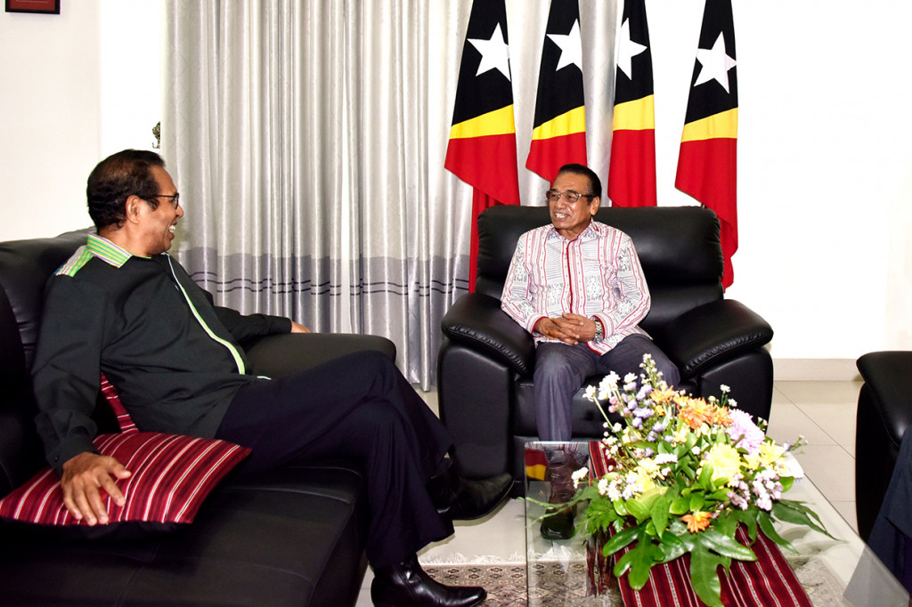 Perdana Menteri Timor Leste Taur Matan Ruak (kiri) berbicara dengan Presiden Francisco Guterres, saat dia mengajukan surat pengunduran diri, di Kantor Presiden, Dili, Selasa, 25 Februari 2020.   