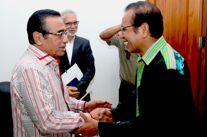 Taur Matan Ruak mundur setelah partai koalisi yang mendukungnya di parlemen bubar. Dia menyatakan masih akan menjabat sebagai PM sampai surat pengunduran dirinya disetujui oleh presiden.  